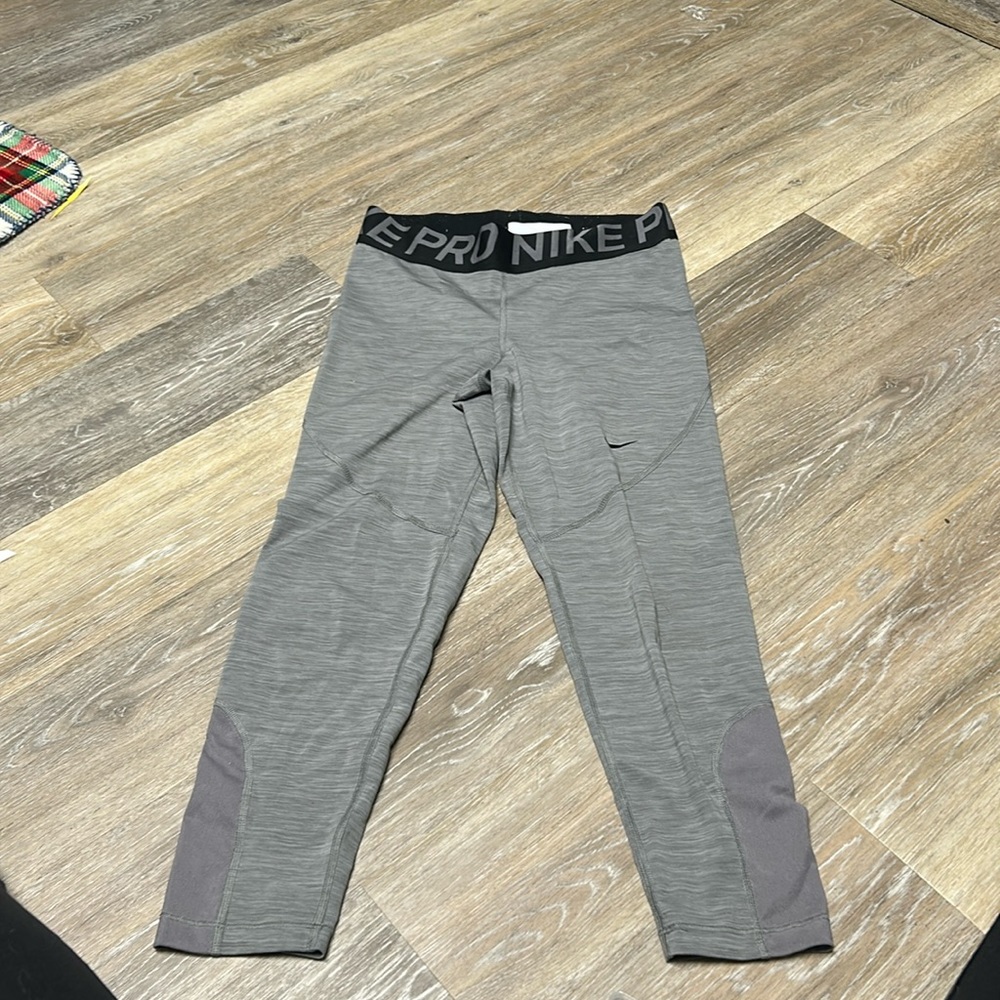 Nike pro leggings size medium